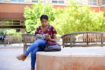 Slider-info-session Student reading